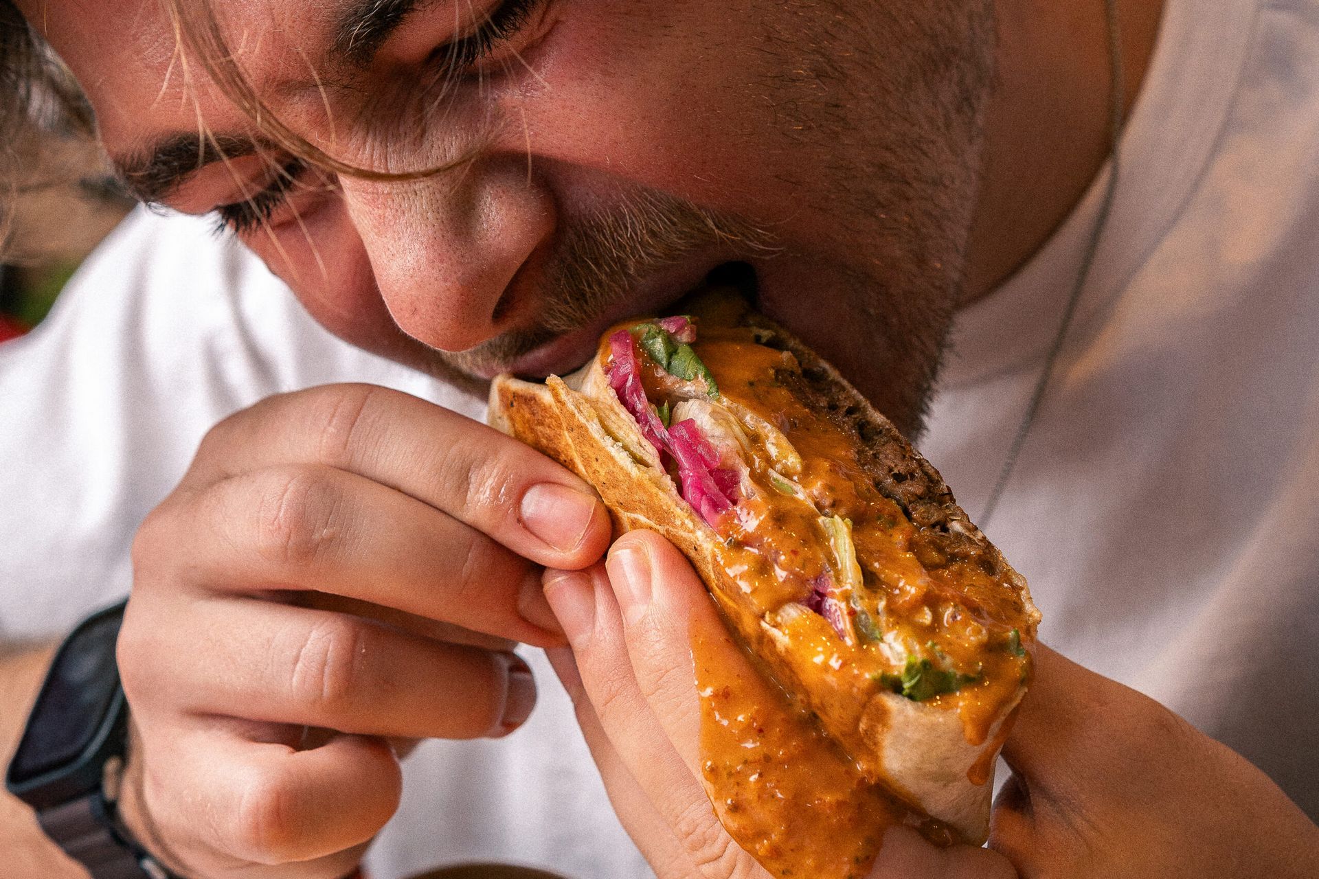 בחור נוגס במנת רפידוס