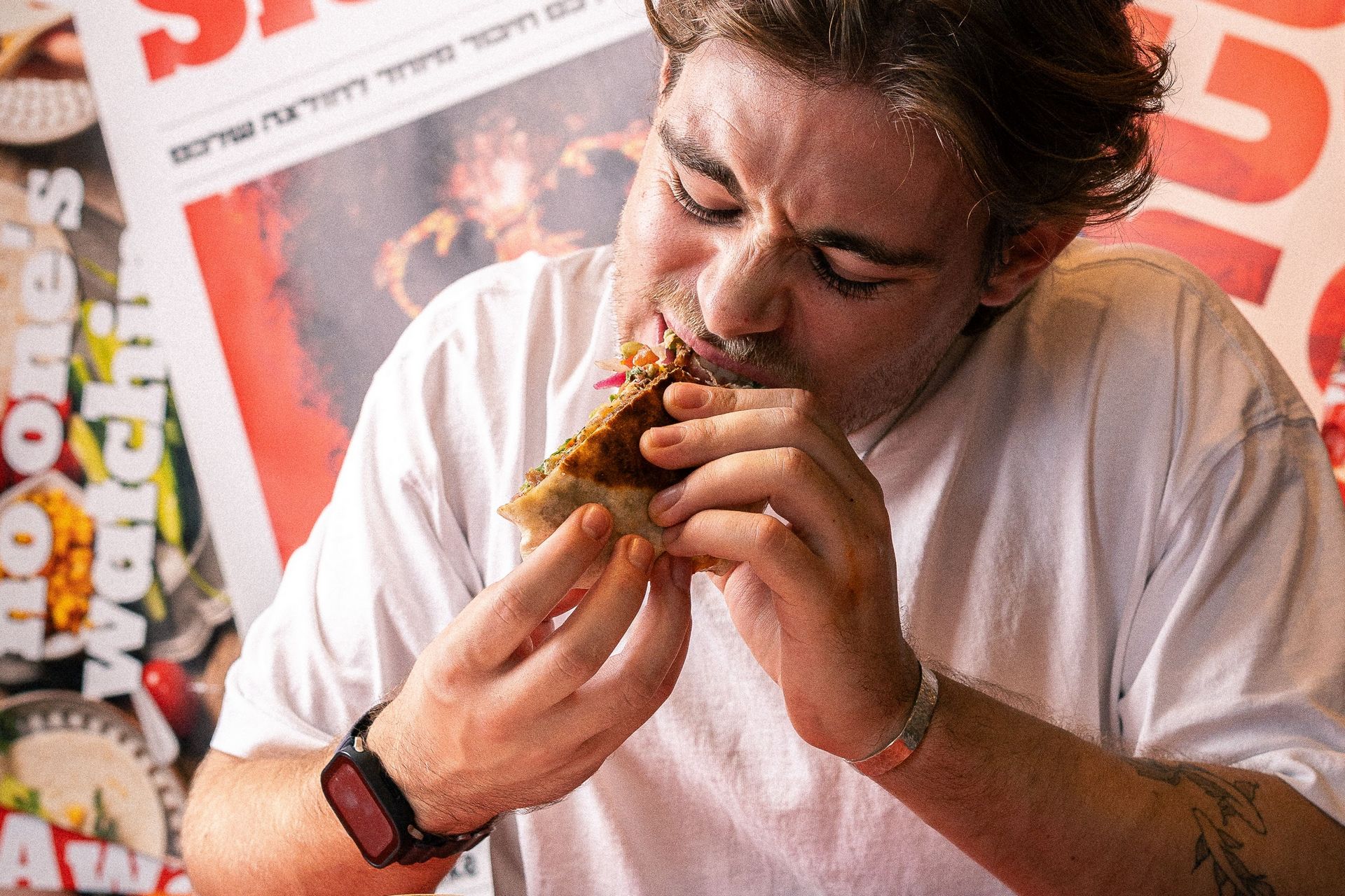 בחור נוגס במנת רפידוס